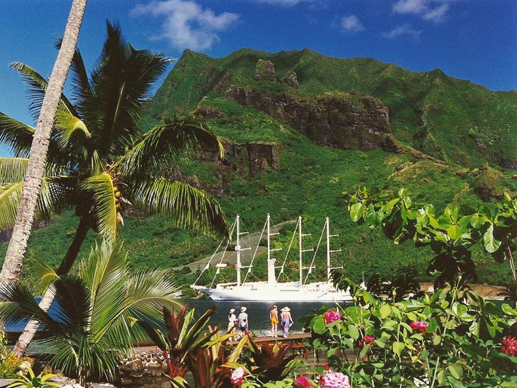 windsong-cruise-ship-in-cooks-bay-polynesie)