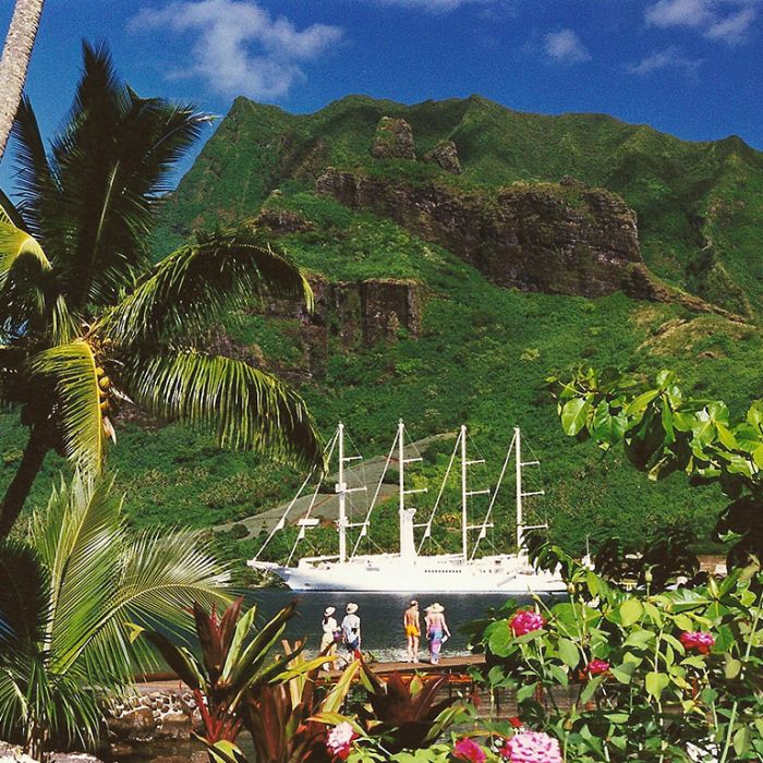 windsong-cruise-ship-in-cooks-bay-polynesie)
